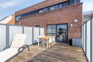 Gezellig, instapklaar en energiezuinig appartement met 1 slaapkamer, prachtig zonneterras, carport en 2 extra staanplaatsen te koop in Hooglede.Dit uiterst verzorgde en instapklare appartement op de eerste verdieping van de kleinschalige residentie "Den Ondank" bevindt zich op wandelafstand van de markt van Hooglede. Met een bewoonbare oppervlakte van ca. 90 m², een uitstekende energiescore (EPC-label A) en een schitterend terras geniet u hier van ruimte, comfort en rust. Het betreft een recent appartement van 2017 en is een uitstekende keuze voor zowel eigen bewoning als investering.De gezellige leefruimte sluit naadloos aan op de volledig uitgeruste open keuken. Via het grote schuifraam bereikt u het ruime terras van maar liefst 10 m², waar u in alle privacy kunt genieten van zowel de ochtend- als avondzon. Een ideale plek om te ontspannen of gezellig te tafelen.Het appartement omvat verder een inkomhal met gastentoilet, een ruime slaapkamer en een aansluitende badkamer voorzien van een douche en een lavabomeubel.Een absolute meerwaarde zijn de parkeerfaciliteiten: een carport én twee bijkomende privatieve staanplaatsen achter het gebouw zijn inbegrepen. De carport is bereikbaar via de Bakkerijstraat en bevindt zich vlak bij de achteringang van het gebouw, wat bijzonder praktisch is na het boodschappen doen. Parkeren is hier nooit een probleem. Daarnaast beschikt de residentie over een lift en een gemeenschappelijke berging voor fietsen en klein materiaal.De centrale ligging combineert het gemak van alle dagelijkse voorzieningen op wandelafstand, zoals een supermarkt, bakker, slager, apotheek en bibliotheek. Ook banken, horeca en openbaar vervoer bevinden zich in de directe omgeving. Met de wagen geniet u bovendien van een vlotte verbinding naar het Mammoet Center, de Ring rond Roeselare en de E403 richting Brugge en Kortrijk.Bent u op zoek naar een gezellig, instapklaar en energiezuinig appartement met een prachtig terras en uitzonderlijk veel parkeergelegenheid? Dan is dit een unieke opportuniteit die u niet wilt missen. Dit recente appartement is zonder twijfel een uitstekende keuze, zowel voor eigen bewoning als investering. Contacteer ons vandaag nog voor meer informatie of plan uw bezoek in en ontdek zelf alle troeven van dit mooie appartement.Neem vandaag nog contact op voor een bezoek!Bestuursmaatregelen in het maatregelenregister: nee