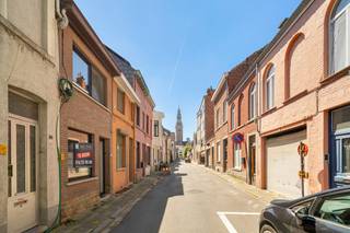 De ligging in de verkeersluwe Willemsstraat op slechts 100m van het Ladeuzeplein en 200 van het station is een absolute troef. U geniet alle...