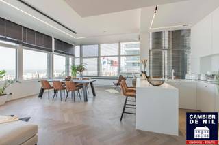 Appartement-duplex dans la résidence de standing Grand hôtel à Knokke. <br /><br />Entrée privée par la Place Van Bunnen avec ascenseur et/ou escalier privé côté digue. Composition : hall d’entrée, vestiaire, toilette, salle de séjour/salon, salle à manger (10m de façade) et cuisine ouverte entièrement équipée (Miele). Buanderie et débarras. Toujours au premier étage : deux chambres avec placards et salle de bain avec douche, toilettes et lavabo double. Au 2ième étage la masterbedroom, armoires encastrées et salle de bains complète (baignoire, douche, double lavabo et toilette). <br /><br />Les spécifications; Fenêtres avec des screens solaires - Alarme - Système domotique - Emplacement vélos et cave privative au niveau -1 - <br />Possibilité d'acquérir parking dans la résidence. (CPE 184 Kwh/m² - cu:20221216-0001814920-RES-2 ) <br /><br />Appartement d’exception, mérite une visite!