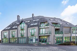 <p><span>Bent u ook op zoek naar een waardevaste belegging of zoekt u een eigen stek aan te kopen voor uw studerende kinderen of voor uzelf?</span></p><p><span>Dan is deze studio op een topligging in Leuven een ware opportuniteit!<br /></span><span>Deze studio met een bruikbare vloeroppervlakte van 22 m² is uitermate centraal doch rustig gelegen, op wandelafstand van Gasthuisberg en het historisch centrum van Leuven en vlakbij alle belangrijke invalswegen. Deze studio is achteraan gesitueerd op de tweede verdieping van een welonderhouden residentie met als bouwjaar 1990 en omvat een knusse en lichtrijke leef-en slaapruimte met aansluitend een open ingericht keukentje en een badkamer met douche en toilet</span><span>. Kortom, </span><span>deze welgelegen studio is zeker een bezoek waard. Voor snelle beslissers.</span></p><p><span> </span></p>