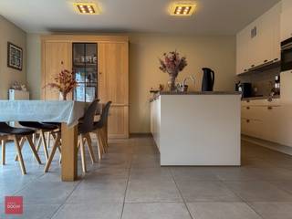 Mooi, lichtrijk en energiezuinig appartement op de eerste verdieping bestaande uit een inkomhall, living, ingerichte keuken, grote berging, 2 slaapkamers met terras, badkamer en zongericht terras aan straatzijde. Private parkeerplaats en fietsenberging