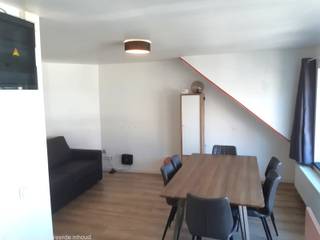 <p>Dit gemeubeld appartementje is heel centraal gelegen te Bredene in het winkel- wandel gedeelte van de Duinenstraat.<br /><br />Gelegen in een kleinschalig gebouw op de derde verdieping. Er is geen lift in het gebouw.<br /><br />Het is voorzien met een inkom, woonkamer met zetel en tafel en stoelen.<br />balkon aan de woonkamer en een open keuken met toestellen en eettafel aan de muur.<br /><br />1 slaapkamer met met 2 persoon bed en kleerkast.<br />Apart toilet en douchekamer met douche en lavabo.<br /><br />Overal pvc ramen met dubbel glas.<br />Verwarming met aardgas - epc 116 = Label B<br /><br />Huurprijs van 725 euro + 25 euro algemene lasten.<br /><br />Beschikbaar vanaf september 2026 .<br /><br />Bezoeken enkel na afspraak met kantoor. </p>