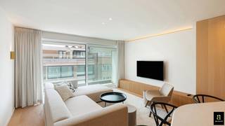 Magnifique appartement meublé de deux chambres, idéalement situé entre la place Van Bunnen et la place du Phare. Composition: hall d’entrée avec vestiaire et toilette invités. Séjour avec cuisine ouverte entièrement équipée donnant accès à une terrasse ensoleillée orientée sud. Chambre principale avec placards intégrés. Deuxième chambre avec lits superposés. Salle de bains avec douche et double lavabo. Lave-linge/sèche-linge présent. À recommander vivement. La résidence a été récemment entièrement rénovée, avec nouveaux balcons et terrasses.