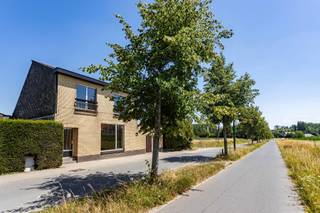 Deze te renoveren woning met een prachtig zicht op achterliggende weilanden is gelegen aan de Affligemdreef te Meldert. De indeling is als volgt:...