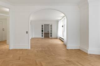 <p>Welkom in de gekende Résidence La France, een prachtig Art Deco-gebouw. Op de eerste verdieping vindt u dit luxueus gerenoveerde appartement. Gelegen aan de statige Jan Van Rijswijcklaan geniet u hier van een toplocatie met een uitstekende verbinding naar de Antwerpse Ring, belangrijke invalswegen en openbaar vervoer voor de deur.</p>
<p>De riante leefruimte baadt in het licht dankzij de vele grote raampartijen en is afgewerkt met een stijlvolle visgraatparket, die meteen een warme en elegante sfeer creëert. Er is volop plaats voor een ruime eetzone en een gezellige zithoek, waardoor u hier in alle comfort kunt leven en ontspannen. Deze lichtrijke ruimte vloeit naadloos over in de prachtige, volledig uitgeruste keuken met een centraal eiland, kwalitatieve inbouwtoestellen en tal van opbergmogelijkheden. Aansluitend bevindt zich bovendien een praktische wasruimte, wat het dagelijkse comfort extra verhoogt.</p>
<p>Verder beschikt het appartement over twee volwaardige slaapkamers, elk voorzien van een dressing en een ensuite badkamer. Ook hier komt de hoogwaardige afwerking volledig tot zijn recht, met oog voor detail, comfort en een stijlvolle uitstraling die perfect aansluit bij de rest van het appartement.</p>
<p>Tot slot beschikt het appartement nog over een kleine patio, ideaal voor een moment van rust. Een staanplaats is bij aan te kopen aan 40.000 EUR.<br /><br />Kelderberging inbegrepen.</p>
<p>Een unieke opportuniteit voor wie op zoek is naar een stijlvol appartement waar karakter, luxe en hedendaags comfort perfect samenkomen.</p>
<p>Interesse? Contacteer LISTED voor een bezoek: +32 3 283 51 51.</p>