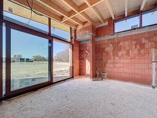 Luxe nieuwbouw tuinpaviljoen 104m² met tuin/zonneterras 57m² en grenzend aan de duinen. Indeling: inkom met apart toilet en ingemaakte vestiairekast, zonnige woonkamer, ingerichte keuken, 2 slaapkamers, badkamer, tuin en zonneterras met rechtstreeks toegang tot de beschermde duinen. Mogelijkheid tot aankoop van een ondergrondse garagebox en een grote berging. De afwerking is van topkwaliteit en bovendien energiezuinig (geothermie en zonnepanelen).