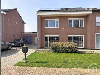 Energiezuinige en instapklare woning in Landen te koop!Je komt de woning in de ruime inkomhal binnen. Aansluitend heb je een ruime lichtrijke...