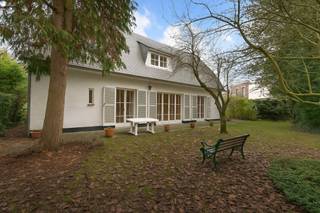 IXELLES – Between Avenue Franklin Roosevelt and Watermael station, discover a detached villa offering superb renovation potential. Set on a plot of ± 7 acres, this ±175 m² house has undeniable charm... but above all, it is a real renovation project. Every space needs to be redesigned, modernised and brought up to date. A rare opportunity to imagine a home that suits you, in one of the most sought-after neighbourhoods in Ixelles. From the outside, a private car park and a garage box with direct access make everyday life easier – a precious comfort in the city. Downstairs, the cellar, boiler room and laundry room offer practical spaces, ready to be optimised.
On the ground floor, the entrance hall leads to a living room with an open fireplace, a bright space just waiting to be renovated to reveal its full potential. The kitchen, with access to the garden, is perfect for a contemporary and convivial redesign. Upstairs, the sleeping area comprises three bedrooms and a bathroom in need of complete modernisation. Throughout, the volumes, light and structure hint at a villa that could become an exceptional place to live... provided it is approached as a comprehensive transformation project. A green setting, a highly sought-after location, and a property that invites you to imagine, renovate and create. PEB G. Your future home could well start here! Measurements given for information purposes only.