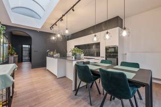 <p>Te koop: karaktervolle gesloten woning in Sint-Niklaas, gelegen aan de stadsrand met vlotte toegang tot invalswegen.</p>

<p> </p>

<p>Deze woning uit 1935 combineert authentieke charme met praktische leefruimtes. Gelegen in een residentiële buurt, geniet u van een rustige omgeving met alle voorzieningen binnen handbereik. De ruime keuken vormt het hart van de woning, terwijl de gezellige tuin van 75 m² een fijne plek biedt om buiten te ontspannen. Dankzij de gunstige ligging aan de stadsrand bent u snel op weg naar het centrum of de omliggende gemeenten.</p>

<p> </p>

<p>Belangrijkste ruimtes:<br />• Inkomhal (11 m²) met toegang tot de leefruimtes<br />• Living (21 m²) met aangename lichtinval<br />• Ruime keuken (29 m²) volledig ingebouwd en voorzien van inductiekookplaat, oven, microgolf, vaatwasser en koelkast<br />• Toilet (4 m²) met handenwasser<br />• Badkamer (13 m²) met douche, toilet, bidet en ingemaakte kasten<br />• Slaapkamer 1 (18 m²)<br />• Slaapkamer 2 (15 m²)<br />• Slaapkamer 3 (21 m²)<br />• Polyvalente ruimte (11 m²) met ingemaakte kasten<br />• Tuin (75 m²) ideaal voor ontspanning</p>

<p> </p>

<p>Troeven:<br />• Rustige, residentiële ligging aan de stadsrand<br />• Ruime, volledig uitgeruste keuken<br />• Gezellige tuin van 75 m²</p>

<p> </p>

<p>Neem vandaag nog contact op met uw ERA-makelaar voor een bezoek.</p>

<p> </p>

<p>JOUW DROOMHUIS. ZO GEVONDEN!</p>