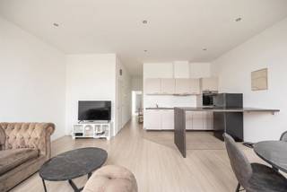 <p><span>Op zoek naar een instapklaar appartement met een ruim gevoel, veel lichtinval en een centrale ligging? Dit appartement op de bovenste verdieping, combineert een lichtrijke leefruimte met open keuken, twee volwaardige slaapkamers, moderne badkamer en heeft een functionele indeling waardoor het bijzonder comfortabel aanvoelt.</span></p><p><span> </span></p><p><span>Licht, open &amp; comfortabel</span></p><p><span>Via de gemeenschappelijke inkomhal bereik je dit appartement op de derde en bovenste verdieping van het gebouw. Meteen valt de overvloed aan licht op in de ruime leefruimte. De grote raampartijen en de lichte parketlaminaatvloer zorgen hier voor een fris en open gevoel. Je hebt meer dan voldoende plaats voor een gezellige zithoek én een grote eettafel, ideaal om gasten te ontvangen of gezellig thuis te genieten.</span></p><p><span>De open keuken sluit mooi aan bij de leefruimte en is praktisch ingericht met een onderhoudsvriendelijke tegelvloer en een handige statafel die extra werk- en eetruimte creëert. Verder beschik je hier over een oven, dampkap, fornuis, spoelbak en voldoende kastruimte. Dankzij de open indeling blijft alles mooi verbonden met de leefruimte.</span></p><p><span> </span></p><p><span>Comfortabele slaapkamers &amp; verzorgde badkamer</span></p><p><span>Achteraan bevinden zich de twee slaapkamers, rustig gelegen weg van de straatzijde. Beide kamers zijn afgewerkt met dezelfde verzorgde parketlaminaatvloer en bieden voldoende ruimte voor een comfortabel slaapgedeelte, dressing of bureauhoek.</span></p><p><span>De badkamer heeft een verzorgde uitstraling met een ruime douchecabine, een stijlvolle lavabo met praktische onderkast en een combinatie van donkere vloertegels en lichte wandtegels. Verder is er nog een apart gastentoilet met handenwasser én een technische ruimte met aansluiting voor was/droogmachine.  Extra opbergruimte nodig?  Er is nog een privatieve berging voorzien in de kelder.</span></p><p><span> </span></p><p><span>Vlakbij parken, winkels en openbaar vervoer</span></p><p><span>Je woont hier aan de Herentalsebaan vlakbij Deurne-Zuid, een levendige buurt met alles binnen handbereik. Winkels, supermarkten, horeca, de Zwitserse Apotheek en openbaar vervoer bevinden zich op wandelafstand. Ook het Rivierenhof en Te Boelaarpark liggen vlakbij voor wie graag sport, wandelt of ontspant in het groen. Met de Ring en belangrijke invalswegen om de hoek ben je bovendien snel onderweg richting centrum of buiten de stad. De uitstekende Mobiscore van 9,5/10 spreekt voor zich.</span></p><p><span> </span></p><p><span>Maatregelenregister: in aanvraag</span></p><p><span> </span></p><p><span> </span></p>