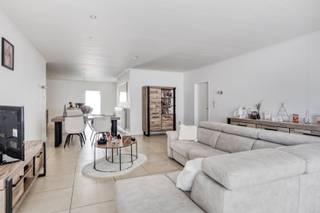 Dit instapklaar appartement bevindt zich in het centrum van Geel met alle faciliteiten zoals winkels, scholen en openbaar vervoer op wandelafstand. Verder zijn ook de omliggende gemeenten zeer vlot bereikbaar.<br /><br />Bij het betreden van het appartement komt u terecht in de ruime leefruimte, waar de woonkamer en de open keuken één mooi geheel vormen. De open indeling zorgt voor een aangename sfeer en maakt van deze ruimte de ideale plek om samen te komen met familie en vrienden. De keuken is tevens volledig uitgerust en biedt veel werk- en opbergruimte. Verder beschikt het appartement over twee ruime slaapkamers en een apart gastentoilet. De badkamer is voorzien van een ligbad met douche en een dubbele wastafel.<br /><br />Ook op praktisch vlak heeft dit appartement heel wat te bieden. Zo is er een handige berging met de nodige aansluitingen voor een wasmachine en een droogkast én beschikt het over een ruime garage. De garage dient men verplicht bij aan te kopen voor een meerprijs van 20.000 euro.<br /><br />Een bijzondere troef is de ruime patio, waar u heerlijk buiten kunt vertoeven en genieten van een aangename, private buitenruimte.<br /><br />Troeven:<br />- Gunstig EPC-label: B<br />- Rolluiken aanwezig<br />- Grote garage<br /><br />Voor meer informatie of een bezoek, neem contact met ons op via info@vastengoed.be of bel naar 014/72 73 74.<br /><br />Wenst u een gratis schatting van uw eigendom? Neem contact met ons op via 014/72 73 74.