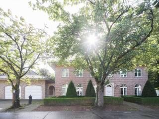 Bijzonder ruime en vrijstaande villa (BJ 1991) met een dubbele garage (124 m²) op een gunstig hoekperceel van 1.205 m² in Sint-Denijs-Westrem.  Je...
