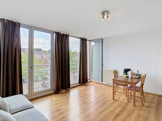 <p>Op zoek naar een instapklare studio in het hart van Leuven? Dan mag je dit knusse plekje in de Fonteinstraat zeker niet over het hoofd zien. Gelegen op de tweede verdieping van een gebouw met lift, biedt deze woning je alles wat je nodig hebt om je meteen thuis te voelen. Eenmaal binnen kom je terecht in een compacte maar functionele indeling van 47 m² bewoonbare oppervlakte. De leefruimte vormt het hart van de woning en sluit vlot aan op de ingerichte keuken, uitgerust met onder meer een vaatwasser en koelkast. De slaapkamer biedt voldoende rust om tot jezelf te komen, terwijl de badkamer alles heeft wat je verwacht van een moderne, verzorgde afwerking. Kortom, een indeling die klein maar krachtig combineert. Het gebouw verkeert in instapklare staat en beschikt over een lift, ideaal als je liever niet te veel trappen neemt. Op vlak van energie scoort dit appartement met een EPC-label B (134 kWh/m²) mooi binnen de huidige normen, wat zich ook vertaalt in een aangenaam woon- en energiecomfort. De kosten voor elektriciteit worden individueel afgerekend, terwijl water, verwarming en de gemeenschappelijke kosten via een voorschot verlopen van 85 euro. De ligging in de Fonteinstraat is een echte troef: winkels, scholen, het openbaar vervoer, een sportcentrum, het station en de invalswegen liggen allemaal binnen handbereik. Zo combineer je de rust van je eigen plek met de levendigheid van een centrumstad als Leuven. Benieuwd naar dit appartement? Neem contact op met ons kantoor en plan snel een bezoek in via www.living-stone.be! </p>