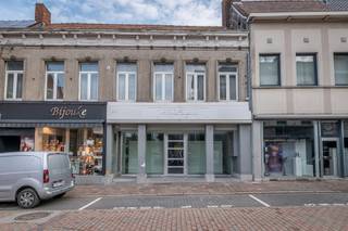 Het handelspand is gelegen in het centrum van Tielt & op wandelafstand van de Markt, lokale horeca & openbaar vervoer.Er zijn voldoende...