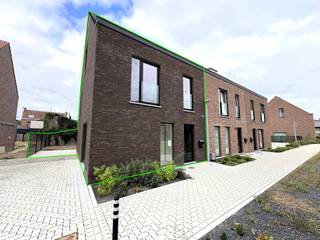 <strong>Ligging</strong><br />Deze <strong>energiezuinige halfopen BEN-woning</strong> is gelegen in de rustige woonwijk De Weverie in Deerlijk. Je woont er in een groene en kindvriendelijke omgeving, op fietsafstand van winkels, scholen en andere dagelijkse voorzieningen. Dankzij de nabijheid van de E17 en een bushalte geniet je bovendien van een vlotte bereikbaarheid.<br /><br /><strong>Indeling</strong><br />Met <strong>een ruime bewoonbare oppervlakte van 176,84 m² </strong>biedt deze woning bijzonder veel leefruimte, verdeeld over drie volwaardige verdiepingen:<br />Gelijkvloerse verdieping: 66,50 m²<br />Eerste verdieping: 66,50 m²<br />Zolderverdieping: 43,87 m²<br />Via de inkomhal met gastentoilet kom je in de lichtrijke leefruimte met volledig ingerichte open keuken. Aansluitend bevindt zich een praktische wasplaats/berging.<br />Op de eerste verdieping bevinden zich drie ruime slaapkamers, een berging, een apart toilet en een badkamer uitgerust met een douche, ligbad en dubbele lavabo.<br />De zolderverdieping is bereikbaar via een vaste trap en biedt een zeer ruime vierde slaapkamer met mogelijkheid tot het inrichten van een dressing, hobbyruimte of thuiskantoor.<br />Buiten geniet je van een gezellige stadstuin met een geïsoleerde tuinberging. Daarnaast beschikt de woning over een private parkeerplaats en zijn er tal van openbare parkeerplaatsen in de onmiddellijke omgeving. De woning wordt bovendien volledig geschilderd opgeleverd en is voorzien van raamverduistering, ingezaaid gras en een haag als tuinafsluiting.<br /><br /><strong>Technisch</strong><br />Deze <strong>BEN-woning </strong>werd volledig ontworpen met duurzaamheid als uitgangspunt en behaalt een uitstekend E-peil van E5. Verwarmen én passief koelen gebeuren via een geothermische warmtepomp met vloerverwarming. De woning is voorzien van <strong>zonnepanelen </strong>wat resulteert in een laag verbruik. <br /><br /><strong>Troeven</strong>
<ul>
	<li>Ruime bewoonbare oppervlakte van 176,84 m²</li>
	<li>66,50 m² gelijkvloers + 66,50 m² eerste verdieping + 43,87 m² zolder</li>
	<li>Geothermische warmtepomp met vloerverwarming en passieve koeling</li>
	<li>4 volwaardige slaapkamers</li>
	<li>Instapklaar en volledig afgewerkt</li>
	<li>Private parkeerplaats</li>
	<li>Beschikbaar vanaf <strong>01/09/2026</strong></li>
</ul>
<br /><strong>Contact</strong><br />Interesse? Neem gerust contact op met Cedrik via cedrik@real-immo.be.