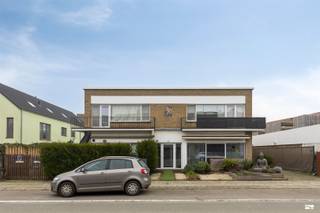 LICHTRIJK 2-SLAAPKAMERAPPARTEMENT (98 M²) MET 3 TERRASSEN &amp; GARAGEBOX, GELEGEN NABIJ HET CENTRUM V. SINT-KRUIS (BRUGGE) op de 1ste verdieping van een kleinschalige residentie met slechts 4 entiteiten.MEER INFO: https://www.immo2life.be/nl/te-koop?view=detail&amp;id=1180 De afgesloten privatieve garagebox (vraagprijs = 25.000 EURO) achteraan het appartementsgebouw is gemakkelijk bereikbaar via de gemeenschappelijke oprijlaan en voorzien van elektriciteit (licht en contactdoos).Dit energiezuinig appartement biedt alle hedendaags wooncomfort en bevindt zich strategisch gelegen nabij openbaar vervoer (bushalte 100 m), invalswegen (N9, N50, E403), winkels, horeca, scholen, recreatie (diverse faciliteiten op wandelafstand zoals voetbal, tennis en padel, ...) en op slechts 1 km van het Kasteel Rooigem en op 2 km van het historische stadscentrum van Brugge.Momenteel is deze eigendom verhuurd (met conformiteitsattest) tot en met 31 juli 2026 en bedraagt de actuele huurprijs 759 EURO per maand (exclusief garage).In 2022 werden volgende renovatiewerken uitgevoerd: het buitenschrijnwerk werd vervangen door PVC raamwerk met dubbele beglazing en voorziening van nieuwe individuele tellers voor gas, elektriciteit en water. De elektriciteit is conform de AREI-normen tot en met 6 juli 2047. Verder werd het appartement voorzien van een condenserende gasketel, vernieuwde keuken, badkamer, vloerbekleding (keramische tegels + laminaat) en het dak van het gebouw werd eveneens vernieuwd en geïsoleerd, wat zorgt voor een gunstige EPC-score (150 kWh/(m²jaar) = label B). Bovendien is er geen lift aanwezig en is er ook geen syndicus aangesteld, waardoor de periodieke algemene kosten zo goed als nihil zijn.De indeling is als volgt: inkom met vestiairekast, nachthal met apart toilet, ruime en lichtrijke woonkamer (41 m²) met open en volledig uitgeruste keuken en toegang tot het zuidwestgerichte terras, 2 ruime slaapkamers (15,7 m² - 13,1 m²) waarvan 1 met rolluiken en 1 met toegang tot het terras, ingerichte badkamer met inloopdouche, spiegelkast met wastafel, handdoekradiator en voorziening voor wasmachine en droogkast, aparte berging.