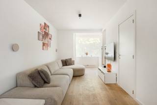 Vivre immédiatement dans une maison pleine de charme, lumineuse et étonnamment polyvalente<br />Certaines maisons procurent immédiatement une sensation de bien-être. Cette charmante maison familiale en est l’exemple parfait. Rénovée en 2017, baignée de lumière naturelle et dotée d’un agréable jardin ensoleillé, elle allie caractère, confort et excellente accessibilité.<br />Dès l’entrée, l’atmosphère chaleureuse séduit. Le hall d’entrée mène à un espace de vie ouvert où le magnifique parquet en bois, la baie vitrée en avancée et les nombreuses fenêtres créent un cadre de vie particulièrement agréable. Vous profitez ici d’une abondance de lumière naturelle à tout moment de la journée.<br />À l’avant de la maison, le coin salon convivial constitue un espace idéal pour se détendre, tandis que la spacieuse salle à manger invite à partager de longs repas en famille ou entre amis. Grâce à la générosité de l’espace de vie, il est également possible d’aménager un coin jeux, un espace de télétravail ou une zone dédiée aux loisirs.<br />La cuisine semi-ouverte constitue le cœur battant de la maison et séduira tous les amateurs de cuisine. Elle est équipée d’une cuisinière à gaz avec plaque teppanyaki, d’un four, d’un lave-vaisselle et de vastes plans de travail qui invitent à cuisiner et à partager de bons moments. Une buanderie, un espace de rangement pratique et des toilettes pour invités complètent cet espace.<br />À l’étage, la sensation d’espace et de luminosité se poursuit. Tout le niveau est revêtu d’un chaleureux parquet en bois. La grande chambre parentale dispose d’un mur de placards intégré et d’une connexion TV. La deuxième chambre bénéficie également d’une belle luminosité et offre de nombreuses possibilités comme chambre d’enfant ou chambre d’amis.<br />La salle de bains élégante est équipée de meubles sur mesure, d’un double lavabo avec rangement, d’une confortable douche à l’italienne et d’un WC suspendu.<br />Depuis le séjour, vous accédez directement au jardin agréable. Grâce à son orientation sud-ouest, vous profitez pleinement du soleil de l’après-midi et du soir. La vaste terrasse, partiellement couverte et partiellement ouverte, est l’endroit idéal pour des soirées d’été conviviales, des barbecues entre amis ou un moment de détente autour d’un bon verre de vin.<br />Un atout majeur réside dans l’accès via le portillon latéral ainsi que par la rue peu fréquentée située à l’arrière. Au fond du terrain se trouve également un grand garage fermé accessible par deux côtés. Idéal pour garer une voiture, des vélos, un vélo cargo ou pour aménager un espace de loisirs, de jeux ou de travail.<br />Le stationnement à l’avant de la maison est également très facile grâce aux emplacements de parking privatifs.<br />Cette maison offre tout ce qu’une famille moderne recherche : lumière, espace, confort, jardin ensoleillé et de nombreuses possibilités pratiques. Un lieu où l’on se sent immédiatement chez soi.<br />Atouts exceptionnels<br /><br />Charmante maison familiale prête à emménager<br />Rénovée en 2017<br />Luminosité abondante grâce aux grandes baies vitrées<br />Espace de vie ouvert au caractère chaleureux<br />Jardin orienté sud-ouest avec grande terrasse<br />Accès arrière via une rue à faible circulation<br />Grand garage offrant de multiples possibilités<br />Emplacements de parking privatifs devant la maison<br />Excellente connexion avec le centre-ville et les axes autoroutiers<br />Transports en commun à courte distance