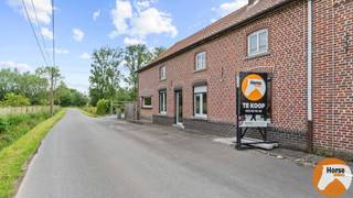 HERNE - Charmante gezinswoning met praktijkruimte, ruime opslagloods en weide<br /><br />Op zoek naar rust, ruimte én mogelijkheden? Dan is deze unieke eigendom precies wat u zoekt. Deze charmante woning is gelegen op een prachtig perceel van 74a44ca. Aanpalend is er nog een weide van 19a13ca dat tevens in gebruik is door de eigenaars. Ideaal voor paardenliefhebbers, zelfstandigen of wie simpelweg wil genieten van het buitenleven.<br /><br />De woning zelf is zeer ruim en praktisch ingedeeld. Op het gelijkvloers vindt u een gezellige woonkamer, een volledig uitgeruste keuken, een slaapkamer, een bureau én een mooie, lichtrijke praktijkruimte – perfect voor wie van thuis uit werkt of klanten ontvangt.<br /><br />Op de verdieping bevinden zich nog eens vier slaapkamers en een ruime badkamer, ideaal voor een groot gezin of wie graag logees ontvangt.<br /><br />Buiten vindt u alles wat het hart van een dierenliefhebber sneller doet slaan: verschillende bijgebouwen, waaronder stallen en opslagruimtes, en een royale weide waar uw dieren in alle rust kunnen grazen. Dit alles te midden van het groen, in een zeer rustige ligging, ver weg van de drukte maar toch met vlotte bereikbaarheid.<br /><br />Dit is een zeldzame kans voor wie op zoek is naar ruimte, natuur en mogelijkheden!<br />De vermelde prijs is een richtprijs. Na ontvangst van de biedingen zal de verkoper beslissen aan wie hij/zij de eigendom verkoopt. De richtprijs is aldus niet bindend voor de verkoper. Voor meer info kunt u ons contacteren 053/60.65.60