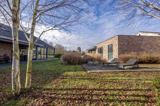 Met gepaste trots stellen wij u deze gerenoveerde hoeve met atelier en weiland voor op een toplocatie in Lier.Vlakbij het centrum maar toch heerlijk...