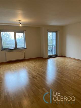 <p><span><span>Zeer gezellig en ruim appartement met autostaanplaats te huur nabij centrum Gent!<br /><br />Dit appartement is gelegen in de VISSERIJ te Gent, één van de mooiste locaties aan het water waar het centrum op wandel en fietsafstand te bereiken is. <br /><br />Het appartement dateert van 2005 en is gelegen op de tweede verdieping. Het gebouw is voorzien van een lift.<br /><br />Het omvat een inkom, een afzonderlijk toilet, een lichtrijke leefruimte met aanpalend balkon, een volledig ingerichte open keuken (vaatwasmachine, frigo, oven en keramisch kookvuur), 2 slaapkamers, een badkamer met ligbad en een berging. <br /><br />De verwarming gebeurt dmv aardgas en het appartement beschikt over een zeer mooi EPC cijfer nl 81. <br /><br />In de huurprijs zijn de gemeenschappelijke kosten en de autostaanplaats inbegrepen!<br /><br />Uw contactpersoon voor dit pand is Leen De Clercq, afspraken kunnen steeds via mail naar leen@vastgoed-dc.be worden vastgelegd</span></span></p><p><span> </span></p>