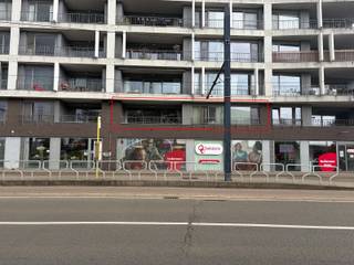 Dit ruim en lichtrijk 3-slaapkamerappartement bestaat uit een ruime living met ingerichte open keuken, slaapkamer met aanpalend badkamer met douche...