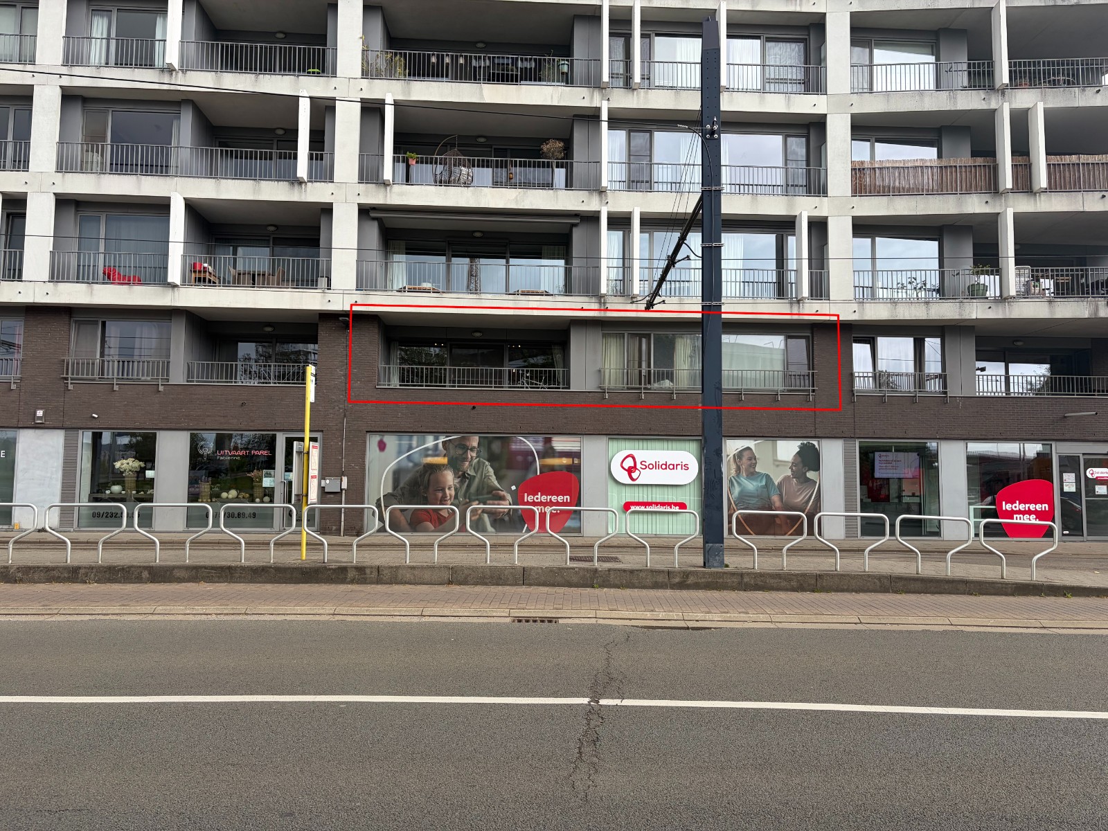 Ruim 3 slaapkamer appartement op ideale ligging. - foto 2