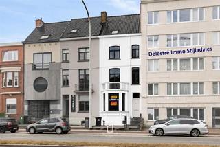 Op zoek naar een woning die authenticiteit en hedendaags wooncomfort perfect combineert? Deze <strong>prachtig gerenoveerde herenwoning biedt maar liefst 220 m² bewoonbare opp.</strong> en is volledig instapklaar. Met haar hoge plafonds, karaktervolle elementen en royale ruimtes straalt deze woning een warme en tijdloze charme uit, terwijl ze tegelijk voldoet aan de hedendaagse comfort- en energienormen. Via de stijlvolle inkomhal kom je terecht in een lichtrijke leefruimte waar gezelligheid en ruimte centraal staan. De volledig uitgeruste keuken vormt het hart van de woning en biedt alle comfort voor wie graag kookt of gasten ontvangt. Van hieruit heb je rechtstreeks toegang tot het zonnige terras en de gezellige stadstuin, een ideale plek om in alle rust te genieten van een kop koffie, een barbecue of lange zomeravonden. <strong>Met 4 volwaardige slaapkamers en twee badkamers biedt deze woning alle ruimte voor een groot gezin, een samengesteld gezin of wie graag een extra kamer voorziet als bureau, hobbyruimte of logeerkamer</strong>. Dankzij de doordachte renovatie geniet je bovendien van modern wooncomfort zonder in te boeten aan karakter. Ook technisch is deze woning een uitstekende keuze. <strong>Ze beschikt over een gunstig EPC-label B, een conforme elektrische installatie, is asbestveilig en voldoet daarmee aan de verwachtingen van wie zorgeloos wil verhuizen zonder bijkomende renovatieverplichtingen. </strong>De woning is gunstig gelegen met winkels, scholen, openbaar vervoer en belangrijke invalswegen in de nabije omgeving. Zo geniet je van een vlotte bereikbaarheid én alle dagelijkse voorzieningen binnen handbereik.<br />Ben je op zoek naar een ruime, karaktervolle woning waar authenticiteit, comfort en energiezuinig wonen hand in hand gaan? Dan is deze herenwoning absoluut een bezoek waard. Contacteer ons vandaag nog voor meer informatie of een bezichtiging en laat je verrassen door de ruimte, de sfeer en de vele troeven die deze unieke woning te bieden heeft.
