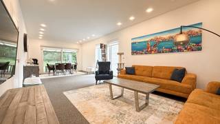 <p><strong>Instapklare en energiezuinige gezinswoning op toplocatie in Genk<br /><br /></strong></p>
<p>Welkom in deze prachtige recente woning, gelegen aan de Peperblook 21 in Genk. Deze rustige en kindvriendelijke woonomgeving combineert een aangename residentiële ligging met een vlotte bereikbaarheid naar scholen, winkels, openbaar vervoer en belangrijke invalswegen. Hier geniet u van comfortabel wonen in een groene omgeving, zonder in te boeten aan bereikbaarheid.<br /><br /></p>
<p>Deze moderne woning, gebouwd in 2015, is gelegen op een perceel van<span> </span><strong>4a 23ca</strong><span> </span>en beschikt over een bewoonbare oppervlakte van maar liefst<span> </span><strong>165 m²</strong>. Dankzij de kwalitatieve afwerking, het uitstekende energielabel A en de doordachte indeling is dit de ideale gezinswoning voor wie op zoek is naar ruimte, comfort en energiezuinigheid.<br /><br /></p>
<p>Via de inkomhal betreedt u de woning en krijgt u toegang tot de ruime leefruimte. Deze geniet van een overvloed aan natuurlijk licht dankzij de grote raampartijen en vormt samen met de keuken het hart van de woning. Vanuit zowel de leefruimte als de keuken geniet u van een prachtig zicht op de tuin, wat zorgt voor een aangenaam en open ruimtegevoel.<br /><br /></p>
<p>De stijlvolle witte keuken met kookeiland is volledig uitgerust met kwalitatieve<span> </span><strong>Bauknecht-toestellen</strong>, waaronder een heteluchtoven, combioven, ingebouwd koffiezetapparaat, vaatwasser, dubbele spoelbak, afzuigsysteem en koelkast. Aansluitend aan de keuken bevindt zich een praktische berging met maatkasten, ideaal voor extra opbergruimte. Op het gelijkvloers is bovendien een apart gastentoilet aanwezig.<br /><br /></p>
<p>Op de eerste verdieping bevinden zich<span> </span><strong>vier volwaardige slaapkamers</strong><span> </span>en een volledig betegelde badkamer. Deze moderne badkamer beschikt over een ruime inloopdouche, een lavabo en een toilet.<br /><br /></p>
<p>Via een vaste trap bereikt u de volledig afgewerkte zolderverdieping. Deze veelzijdige ruimte kan perfect dienstdoen als ruime vijfde slaapkamer, hobbyruimte of thuiskantoor. Daarnaast is er nog een aparte technische ruimte voorzien met aansluiting voor een wasmachine.<br /><br /></p>
<p>Ook buiten heeft deze woning heel wat te bieden. De volledig omheinde tuin beschikt over een verzorgd grasveld en een gezellig terras met overkapping waar u het hele jaar door kunt genieten van het buitenleven. Achteraan bevindt zich bovendien een vrijstaande garage met sectionale poort en een aparte toegangsdeur.<br /><br /></p>
<p>Op vlak van energiezuinigheid scoort deze woning bijzonder sterk. Ze wordt verwarmd via een warmtepomp en beschikt over maar liefst<span> </span><strong>21 zonnepanelen</strong>, wat resulteert in een gunstig<span> </span><strong>EPC-label A</strong>. Verder is de woning uitgerust met een regenwaterput van<span> </span><strong>10.000 liter</strong><span> </span>en werd het volledige interieur afgewerkt met onderhoudsvriendelijk en stijlvol steentapijt.<br /><br /></p>
<p><br /><br /></p>
<p></p>