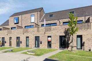 Deze recent gebouwde stadswoning uit 2022 in centrum Brugge heeft heel wat te bieden. In een aangename nieuwe wijk in het Ezelstraatkwartier...
