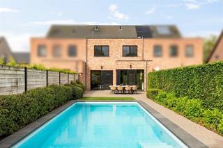 This surprisingly spacious town villa is conveniently located within walking distance of the center of Hoogstraten. This property offers a...