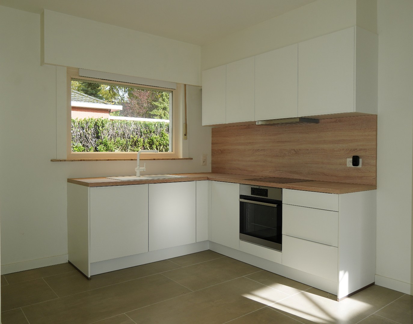 Volledig gerenoveerde bungalow met tuin en dubbele garage te Waasmunster - foto 4