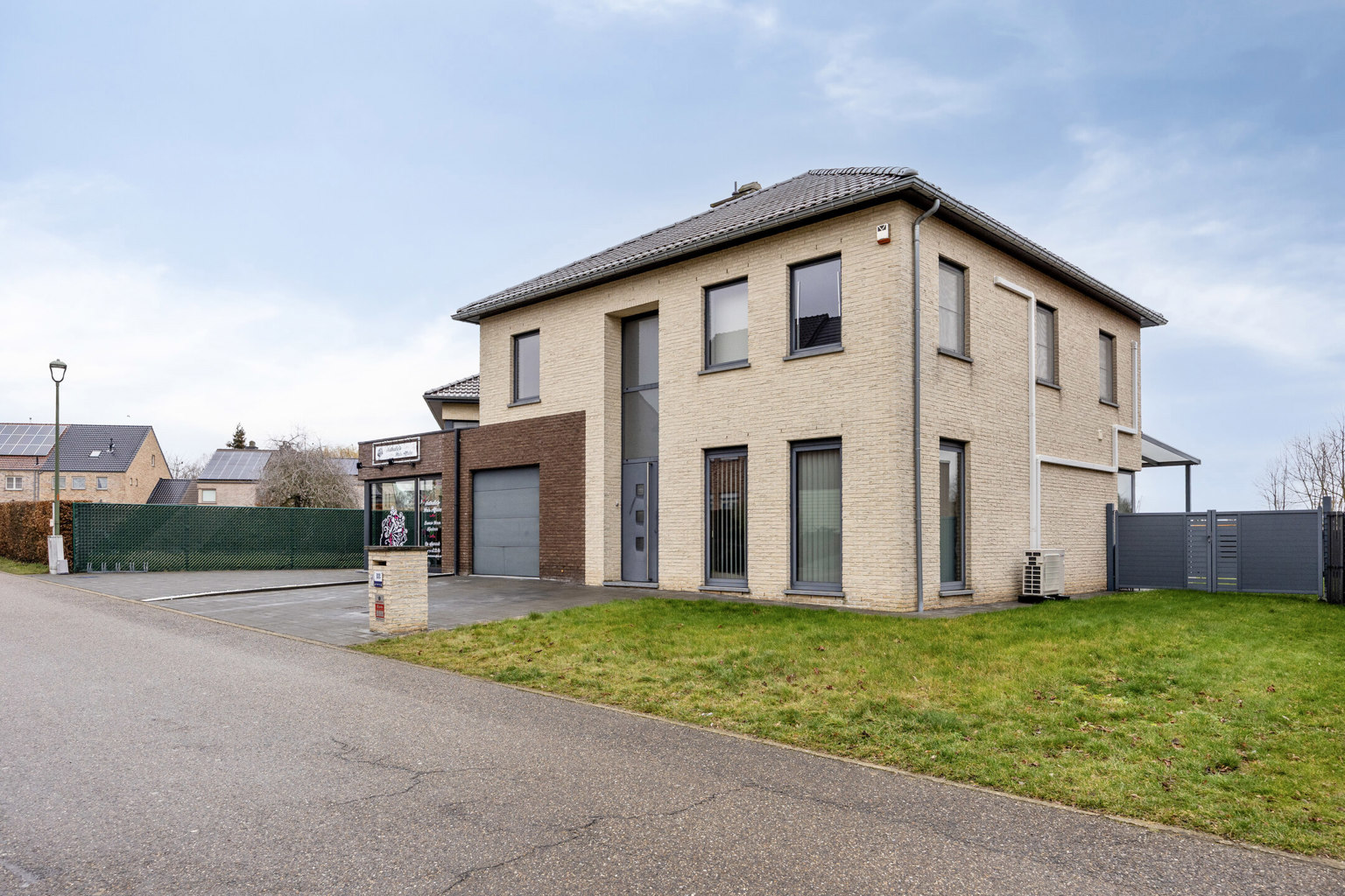 INSTAPKLARE WONING MET PRAKTIJKRUIMTE/BUREEL EN ZWEMBAD  - foto 5