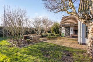 Op zoek naar een charmante hoeve met een mooi perceel van maar liefst 1.300 m²? Dan is dit iets voor jou! Deze alleenstaande woning heeft...