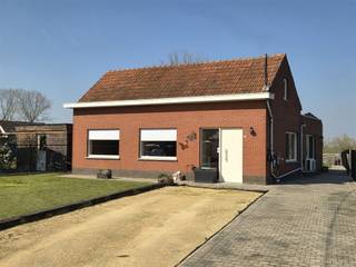 <p>Zeer rustig gelegen woning met achterliggend agrarisch verzicht in een straat met nauwelijks verkeer. Goed gelegen met gunstige verbinding naar Heist centrum, Lier en bij uitbreiding Mechelen.<br /><br />Deze woning laat volledig gelijkvloers wonen toe.<br />U betreedt de woning via de inkomhal met vestiaire kast. Gezellige woonkamer en nieuwe keuken uitgerust met alle toestellen en comfort. Badkamer voorzien van ligbad met douche optie, lavabomeubel en toilet. 3 slaapkamers zijn voorzien. Gastentoilet. Praktische ruime wasplaats en berging. Tweede zij ingang.<br />De zolder is bereikbaar via valtrap en biedt extra berging mogelijkheden.<br /><br />De woning werd volledig opgefrist.<br /><u>Troeven</u>:<br />- prachtig agrarisch, groen verzicht<br />- recente gasbrander 2019 en 2 airco units<br />- 19 zonnepanelen<br />- nieuwe PVC ramen hoogrendement dubbel glas 2022 met rolluiken<br />- Vernieuwde binnendeuren<br />- nieuwe keuken uitgerust met alle toestellen<br />- Elektriciteit conform gekeurd in 2024<br />- EPC D, geen renovatieverplichting<br /><br />Het perceel is volledig omheind en afgesloten. Vooraan veel parkeergelegenheid. Achteraan is de woning ook bereikbaar via brede doorgang.<br />De tuin biedt een mooi aangelegd terras met verzorgd overkapt terras. Praktische tuinberging.<br /><br />Kom snel deze parel ontdekken en laat u charmeren tijdens een bezoek.<br />Contacteer Dupont Vastgoed voor meer info op 015 15 15 15<br /><br /> </p>