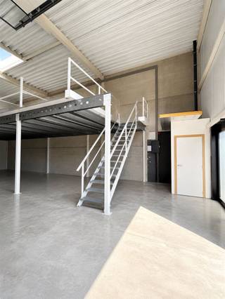 <p><span>Cet entrepôt récent et moderne est situé dans le Bollaarpark à Lier et offre une superficie totale de 200 m². </span></p><p><span>Le bâtiment dispose d'une hauteur libre de 8 mètres, ce qui le rend particulièrement adapté au stockage et aux activités logistiques efficaces.</span></p><p><span>L'entrepôt est facilement accessible grâce à trois portes sectionnelles à commande électrique de 5 m x 5 m et est en outre équipé de trois portes d'accès métalliques. Le sol en béton robuste et l’éclairage LED complet (24 luminaires) avec éclairage de secours garantissent un environnement de travail sûr et fonctionnel.</span></p><p><span>De plus, le bâtiment est conforme à la classe de résistance au feu C et est équipé de dévidoirs, de détecteurs de fumée et de boutons d’alarme. Un système d’alarme et une alimentation en eau sont également présents. Grâce à sa bonne accessibilité, ce site est idéal pour les entreprises à la recherche d’un entrepôt pratique et bien équipé dans la région de Lier.</span></p><p><span>ASPECTS FINANCIERS</span></p><p><span>Entrepôt de 1 796 m² à 49,80 /m²/an = 89 440,80 par an hors TVA</span></p>