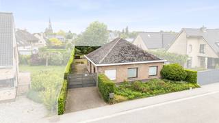 <p>Te koop: gelijkvloerse open bebouwing in Sint-Niklaas, gelegen aan de stadsrand in een rustige, residentiële buurt.</p>
<p> </p>
<p>Deze woning uit 1973 biedt een solide basis voor wie op zoek is naar een huis met potentieel. Met een ruime tuin van 720 m², een praktische indeling en ligging nabij openbaar vervoer en invalswegen, geniet u van zowel comfort als bereikbaarheid. De open bebouwing zorgt voor veel lichtinval en privacy, terwijl de grote buitenruimte mogelijkheden biedt voor tuinliefhebbers en gezinnen.</p>
<p> </p>
<p>Belangrijkste ruimtes:<br />• Living (22 m²) met aangename lichtinval<br />• Keuken (11,36 m²) uitgerust met spoelbak, vaatwasser, dampkap en keramische kookplaat<br />• Berging (10,28 m²) met spoelbak, aansluitingen voor wasmachine en droogkast, ingemaakte kasten<br />• Twee slaapkamers (12,34 m² en 14,43 m²)<br />• Badkamer (3,82 m²) met douche, toilet en spoelbak<br />• Inkomhal (9,16 m²)<br />• Schuur (22,44 m²)<br />• Tuin (720 m²) met moestuin en terras</p>
<p> </p>
<p>Troeven:<br />• Grote tuin van 720 m² met terras en moestuin<br />• Rustige ligging aan de stadsrand, nabij openbaar vervoer en invalswegen<br />• Extra comfort en toegankelijkheid zonder trappen</p>
<p> </p>
<p>Neem vandaag nog contact op met uw ERA-makelaar voor een bezoek.</p>
<p> </p>
<p>JOUW DROOMHUIS. ZO GEVONDEN!</p>