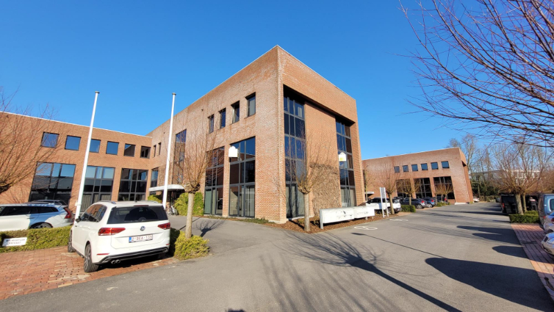 Roeselare, stadsrand: Vlot bereikbare zeer ruime open en lichtrijke kantoorruimte (307m2) met parking aan ring van Roeselare - foto 4