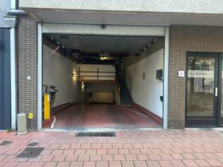 Ondergrondse staanplaats in een afgesloten garagecomplex in het centrum van Knokke.<br />De staanplaats is onmiddellijk beschikbaar en heeft een huurprijs van 90 Euro per maand.<br />De afmeting zijn de volgende:<br />B: 2m<br />H: 1,8m<br />L: 4,5m