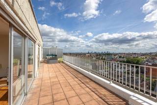 This penthouse with 3 bedrooms, 2 terraces and garage is situated on the 13th floor of a well-maintained building with lift and offers panoramic...