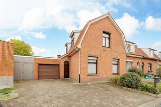 <strong>Verzorgde woning met drie slaapkamers, grote inpandige garage en zonnepanelen gelegen op een rustige maar centrale locatie te Turnhout! EPC - C label 248 kWh/m² en asbestveilig! </strong><br /><br /><strong>Ligging</strong>: de woning is gelegen op een rustige locatie, vlakbij het centrum van Turnhout. Scholen, winkels, openbaar vervoer, ... bevinden zich allemaal binnen handbereik! <br /><br /><strong>Indeling</strong>: <strong>-1</strong>: kelder. <strong>+0</strong>: inkomhal - woonkamer - keuken - wasplaats/berging - badkamer - garage - tuinberging. <strong>+1</strong>: drie slaapkamers - apart toilet.<br /><br /><strong>Omschrijving</strong>: via de aparte inkomhal wandelen we de ruime en lichtrijke leefruimte binnen. De keuken bevindt zich achteraan de woning en is voorzien van een koelkast, combi-oven, inductie kookplaat met dampkap en een vaatwasser. Naast de keuken ligt een praktische bergruimte waar aansluiting voor wasmachine en droogkast voorzien is. De badkamer is uitgerust met een ruime inloopdouche, een apart toilet en een handig lavabomeubel. De garage heeft een oppervlakte van maar liefst 35 m² en beschikt over een elektrische poort. <br /><br />Op de eerste verdieping hebben we de drie slaapkamers met groottes van 7 m², 9 m² en 13 m². Daarnaast is er ook nog een apart toilet voorzien. <br /><br />De woning geniet tot slot van een zeer ruime tuin! Alle tuinmateriaal, fietsen, vuilbakken, ... kunnen opgeborgen worden in de voorziene tuinberging. <br /><br /><strong>Bijzondere informatieplicht</strong>: in aanvraag.