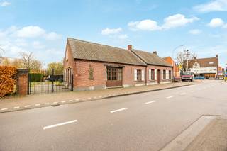 Met gepaste trots verkopen wij de "Lindehoeve" in de dorpskern van Zoersel: karaktervol horecapand met mooie tuin op een perceel van 758m²...