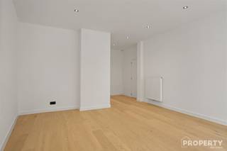 Te koop: volledig gerenoveerd gelijkvloersappartement met koertje en garage in WevelgemDit instapklare gelijkvloersappartement is gelegen vlak bij...