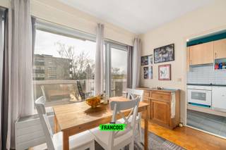 Ontdek deze smaakvol gerenoveerde studio, gelegen op de tweede verdieping van de verzorgde Residentie Westland II aan de Boulevard Sylvain Dupuis...