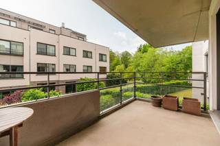 1180 UKKEL (PRIGOGINELAAN 18) - Ideaal gelegen nabij alle voorzieningen (scholen, parken, winkels, station, enz.), maar toch verscholen in een groene oase, beschut tegen lawaai. Trevi presenteert u een prachtig appartement met 2 slaapkamers en een terras, voorzien van hoogwaardige afwerking. Het appartement van ± 110 m² is als volgt ingedeeld: inkomhal, ruime woonkamer, volledig uitgeruste keuken met bijkeuken/wasruimte, groot terras op het zuiden, nachthal, twee slaapkamers waarvan één hoofdslaapkamer, een badkamer/douche. In de kelder: een parkeerplaats (nr. 23) en een kelder (nr. 29). Het gebouw dateert uit 2011 en beschikt al over alle mogelijke energiezuinige voorzieningen (uitstekende isolatie, dubbele ventilatie, hoogwaardige aluminium kozijnen met dubbele beglazing, individuele gascondensatieketel). EPC: B- (88 kWh/m²/jaar en 18 g CO₂).<br />Neem voor meer informatie en om een bezichtiging te regelen contact op met Louis via 0477 57 98 87 of per e-mail op LMEERT@TREVI.BE