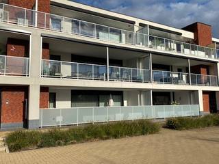 <strong>Ruim en instapklaar appartement met 3 slaapkamers, 2 terrassen en garage.</strong><br /><br />Comfortabel wonen op een <strong>toplocatie, met een mooi uitzicht</strong>!<br /><br />Ontdek dit ruime en instapklare appartement van maar liefst <strong>129 m²,</strong> gelegen op de <strong>1ste verdieping</strong> van een verzorgd gebouw met <strong>lift</strong>.<br />Dankzij de uitstekende ligging, de praktische indeling en het hoge wooncomfort is dit appartement de ideale thuisbasis voor wie ruimte en bereikbaarheid weet te waarderen.<br /><br />Het appartement bevindt zich <strong>vlak bij het centrum en op wandelafstand van het station</strong>.<br />Bovendien is er <strong>parkeergelegenheid aan de overkant van het gebouw.</strong><br /><br />Via de inkomhal kom je in de <strong>aangename leefruimte met open keuken</strong>, waar comfort en gezelligheid centraal staan.<br />Aansluitend bevindt zich een <strong>ruim overdekt terras (met zonnewering) aan de voorzijde,</strong> ideaal om in alle rust te genieten van het mooie uitzicht.<br /><br />Het appartement beschikt verder over <strong>drie slaapkamers, een badkamer, een apart toilet en een praktische berging</strong>.<br />Vanuit 2 van de slaapkamers heb je rechtstreeks toegang tot het <strong>terras aan de achterzijde</strong>.<br /><br />Ook aan parkeergelegenheid en bergruimte is gedacht: <strong>ondergronds </strong>beschikt het appartement over een <strong>ruime garage</strong> dewelke <strong>verplicht mee gehuurd dient te worden aan de huurprijs van 90 euro per maand.</strong><br /><br />Dit appartement combineert ruimte met moderne woontechnieken en een uitstekende energieprestatie:<br /><strong>EPC-score: 42 kWh/m²/jaar = energielabel A</strong>.<br /><br /><strong>Technisch:</strong><br />Vloerverwarming op aardgas<br />Airconditioning<br />Lift aanwezig<br /><br /><strong>Gemeenschappelijke kosten: € 90 per maand.</strong><br /><br /><strong>Interesse in dit appartement?</strong><br />Ben je op zoek naar een ruim, energiezuinig en instapklaar appartement op een gunstige locatie?<br />Dan is dit pand zeker een bezoek waard!<br /><br />Neem gerust contact op voor meer informatie of een bezoek ter plaatse.<br />📞 0473 33 33 33<br />✉️ philip@wijns.be<br />