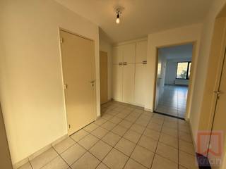 Dit ruime 2-slaapkamerappartement op de tweede verdieping van een kleinschalig gebouw combineert comfort en een goede ligging. Gelegen in het hart van Geel, bevindt u zich op wandelafstand van de Markt en alle essentiële voorzieningen zoals scholen, winkels, horeca en openbaar vervoer.<br />Indeling:<br />Via de inkomhal met een apart gastentoilet komt u in de lichtrijke leefruimte en eetkamer, waar grote ramen voor een heerlijk open gevoel zorgen. De naastgelegen hoogwaardige keuken biedt alle nodige comfort, terwijl de praktische aangrenzende wasplaats/berging extra opbergruimte biedt.<br />Verder beschikt het appartement over een ruime badkamer met douche én bad. Twee ruime slaapkamers. Zonnig terras achteraan.<br />Zeer ruime garage, voorzien van stroom.<br />Lift aanwezig in het gebouw. EPC 180kWh/m²j, Label B.