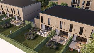 <p><span>Woonproject Pullaire biedt een harmonieuze mix van twaalf appartementen en twaalf woningen, omgeven door een rustgevend groen binnengebied. In Pullaire staat rustig en groen wonen centraal, met het gezellige Ruisbroek binnen handbereik en door een gunstige ligging aan de grotere verbindingswegen, staat u via A12 en N16 zo in Mechelen, Antwerpen of Brussel. Door het gebruik van duurzame technieken heeft elke woonunit een E-peil dat minder of gelijk is aan E10.</span></p><p><span> </span></p><p><span> </span></p><p><span>Woning 0.6</span><span>, halfopen bebouwing met de volgende</span><span> </span><span>de indeling: inkomhal met vestiaire / gasten toilet / ruime leefruimte (37m²) met open ingerichte keuken (3mx2,6m) / op de eerste verdieping: nacht hal / 3 slaapkamers (3,8mx3,7; 3,3mx2,6; 3,3mx2,6m) / badkamer met dubbele lavabo, ligbad en douche / apart toilet / berging</span></p><p><span>Via het schuifraam aan de leefruimte neem je toegang tot het terras (15m²) en de afgesloten privatieve tuin (157m²)</span></p><p><span> </span></p><p><span>Kies je gepersonaliseerde afwerking volgens de ruime budgetten in het lastenboek.</span></p><p><span> </span></p><p><span>De ondergrondse parkeerplaatsen voor je wagen en fietsen, zorgen voor een autovrij woonerf, waar bewoners in alle rust kunnen vertoeven.</span></p><p><span>UPDATE : De bouwwerken zijn gestart</span></p><p><span> </span></p><p><span> </span></p>