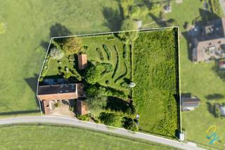 Cette charmante maison, avec un terrain, bénéficie d'un emplacement unique à Everbeek et offre une vue imprenable sur les environs. Elle est située dans un cadre très calme, au cœur d'un écrin de verdure avec vue sur le magnifique forêt.<br /><br />La maison se compose de deux parties distinctes : à droite, la maison d'habitation, et à gauche, une ancienne grange dont la rénovation a déjà commencé pour y aménager une cuisine et des pièces supplémentaires.<br /><br />La maison comprend un salon avec cuisine attenante, équipée d'un poêle à bois. La cuisine est équipée d'une plaque de cuisson vitrocéramique et d'une hotte aspirante, d'un four + micro-ondes, d'un lave-vaisselle Bosch et d'un réfrigérateur. Au rez-de-chaussée se trouve une grande et charmante salle de bains avec lavabo, douche, baignoire, WC et un espace pour la machine à laver. Au premier étage se trouvent 3 chambres et une salle de bains : une chambre est très spacieuse, et il y a également 2 autres chambres avec mezzanine. La salle de bains est équipée d'un lavabo, d'une douche et de toilettes.<br />Le chauffage fonctionne au fioul, mais il est également possible de le raccorder au gaz propane. <br />Il y a un garage spacieux, 2 ateliers et plusieurs pièces offrant diverses possibilités, mais celles-ci ont besoin d'être rénovées.<br />La maison présente un fort potentiel d'agrandissement ; un passage direct a déjà été créé entre la grange et la maison. <br /><br />Le terrain de 15 ares situé à droite de la maison est inclus dans le prix.<br /><br />Pour plus d'informations ou pour une visite : Isabelle 0498/10.69.56 ou isabelle@cornelis-goeman.be