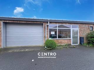 <u><strong>Benaderende bruto-AFMETINGEN: </strong></u><br />Magazijn: 315m² (9,80m x 32m).<br />Gemeenschappelijke parkeerplaatsen.<br /><br /><u><strong>AFWERKING:</strong></u><br />- Gemetste constructie met betonnen overspanning, zijwanden afgewerkt in gyproc <br />- Geïsoleerd dak met 2 lichtstraten<br />- Mezzanine 40m<sup>2</sup> <br />- Betonvloer<br />- Sectionale poort (h: 2,60m b: 4,10m) met afstandsbediening, aparte loopdeur en raam<br />- LED TL-verlichting<br />- Sanitair: dames+heren, 2 urinoirs, lavabo<br />- Vrije hoogte 2,85 tot 7,45m<br /><br /><u><strong>NUTSVOORZIENINGEN:</strong></u><br />Elektriciteit (3x400V -80A) met tussenteller - waterteller - camerabewaking - gemeenschappelijke snelladers (10) en traagladers (2) op de site (Smappee).<br /><br /><strong><u>BESTEMMINGSMOGELIJKHEDEN</u></strong>:<br />Zone voor milieubelastende industrieën.<br />Opslag, overslag, productie, B2B, bewerking en verwerking van goederen.<br /><br /><u><strong>LIGGING:</strong></u><br />Nijverheidsstraat, aan de Europalaan (vlak aan de Poort tot Poperinge), ring Poperinge.<br /><br /><u>* Bijzonderheden:</u><br />- Onmiddellijk beschikbaar.<br />- Geen gemene kosten behalve groenonderhoud.<br />- Vermelde prijzen zijn excl. onroerende voorheffing , elektriciteit en BTW.<br />- Onze referentie op <strong>www.centro.be</strong>: <strong>P0499-k</strong> of contacteer ons op <strong>050 70 01 02</strong>.