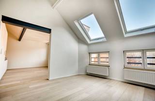 <p><span>Te Huur: Trendy 3 -slaapkamer appartement in het Hart van Brussel</span></p><p><span>Ontdek dit prachtige appartement van ±100m², gelegen op de hoogste verdieping van een goed onderhouden gebouw in een rustige straat tussen het Centraal Station en de Grote Markt. Gelegen in een gewilde wijk in het stadscentrum en dichtbij alle voorzieningen, biedt dit volledig vernieuwde appartement een oase van comfort en luxe, ideaal voor stedelijk wonen.</span><span><br /><br /></span></p><p><span>Indeling:</span></p><ul><li><span>Inkomhal</span></li><li><span>1 Slaapkamer van ±15m²</span></li><li><span>Toiletten met handenwasser</span></li><li><span>Gezellige woonkamer van ±20m² / eetkamer van ±18m²</span></li><li><span>Volledig uitgeruste keuken:</span><span> oven, kookplaat, afzuigkap, koelkast / vriezer, vaatwasser</span></li><li><span>1 Slaapkamer van ±12m² met kasten en aangrenzende douchekamer:</span><span> douche, wastafel</span></li><li><span>Kleine washoek in de nachthal</span></li><li><span>Badkamer:</span><span> bad / douche, dubbele wastafel, wc</span></li><li><span>1 Slaapkamer van ±12m² met kasten </span></li><li><span>Kelderberging inbegrepen</span></li><li><span>Individuele nutsvoorzieningen</span></li></ul><p><span>Dit appartement werd recent volledig gerenoveerd en beschikt over parketvloeren, waardoor het een elegante en tijdloze  uitstraling heeft. De ruime kamers en de moderne voorzieningen zorgen voor een aangenaam en luxueus wooncomfort.</span></p><p><span>De locatie is perfect voor wie wil genieten van alles wat Brussel te bieden heeft. Dicht bij het Centraal Station en de Grote Markt, heeft u gemakkelijke toegang tot winkels, restaurants, en andere voorzieningen.</span></p><p><span> </span></p><p><span>Huurprijs: €1.850/maand + €120/maand (gemeenschappelijke kosten)</span></p><p><span>Beschikbaar: 1 december 2026</span></p>